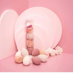 NIB BLOOM KISS MAKEUP SPONGES 4 Piece SET Nude